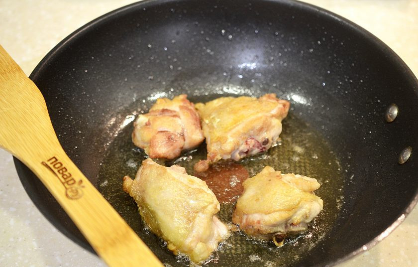 1. Этап. Курица карри Джейми Оливера: 1. Курицу помойте, обсушите и обжарьте в масле до хрустящего состояния.