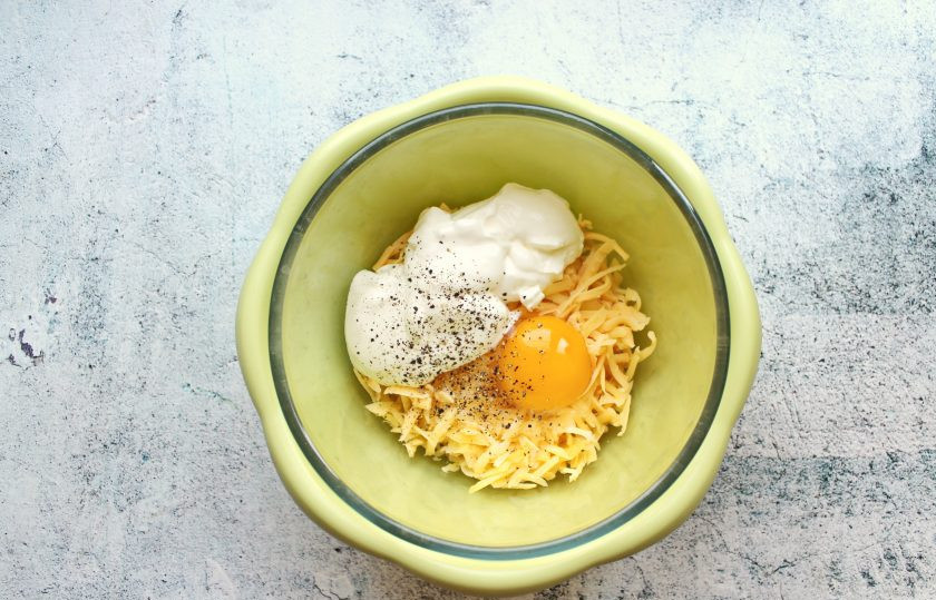 1. Этап. Хачапури ленивые с сыром и зеленью: Сыр натрите на крупной терке, добавьте сметану, разбейте яйцо. Все посолите, поперчите.