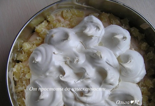 1. Этап. Кокосовый торт-безе с ананасами: Поскольку моя форма была бОльшего диаметра, чем коржи, то оставшуюся часть ананасовой начинки я выложила по кругу, а не сверху на безе.