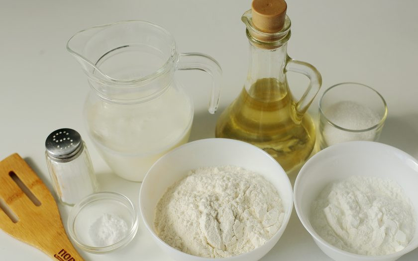 1. Этап. Оладьи на кефире с крахмалом: Подготовьте все ингредиенты.