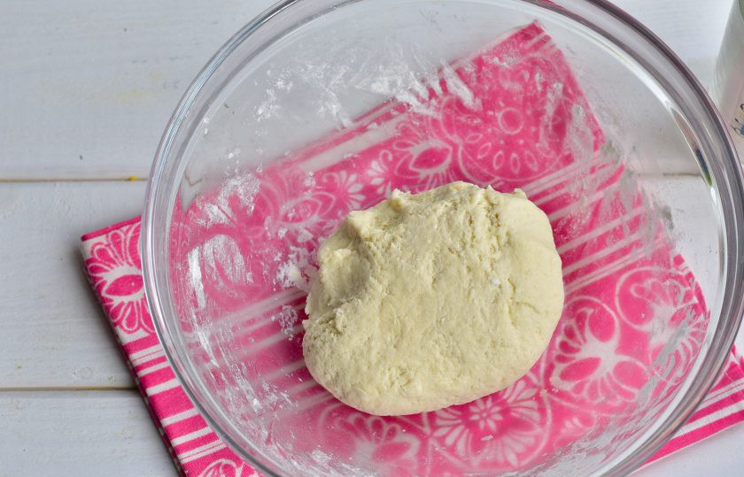 1. Этап. Творожно-сырные палочки: Замесите тесто.