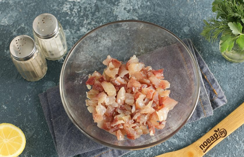 1. Этап. Салат с вяленой рыбой: Рыбу разделайте на филе, нарежьте небольшими кубиками, переложите в салатник и полейте филе соком лимона. Если рыба суховата, то можно дополнительно сбрызнуть ее оливковым маслом.