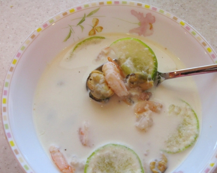1. Этап. Суп с морепродуктами: В конце суп посолите и поперчите. В порции добавьте кусочки лайма. Приятного аппетита!