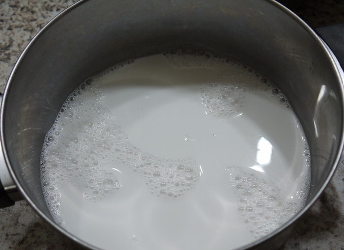 1. Этап. Кокосовое желе с манго: Положите кокосовое молоко, сливки и сахар в кастрюлю. Перемешайте и нагрейте до полного растворения сахара.