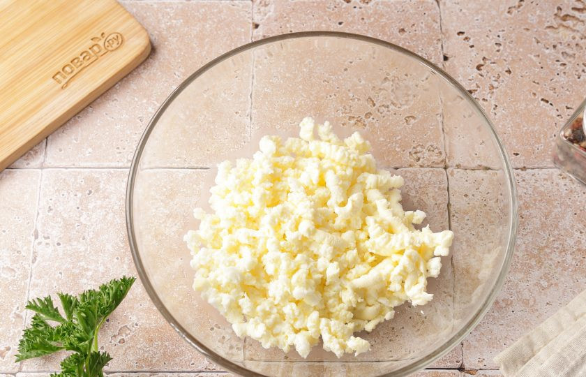 1. Этап. Паштет из копчёной скумбрии: Яйца и масло пропустите через мясорубку. Я использую крупную решетку, но если хотите, чтобы паштет был более однородный, то берите решётку с мелкими отверстиями.