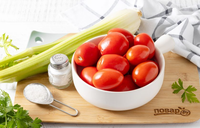 1. Этап. Томатный сок с сельдереем: Подготовьте все ингредиенты.