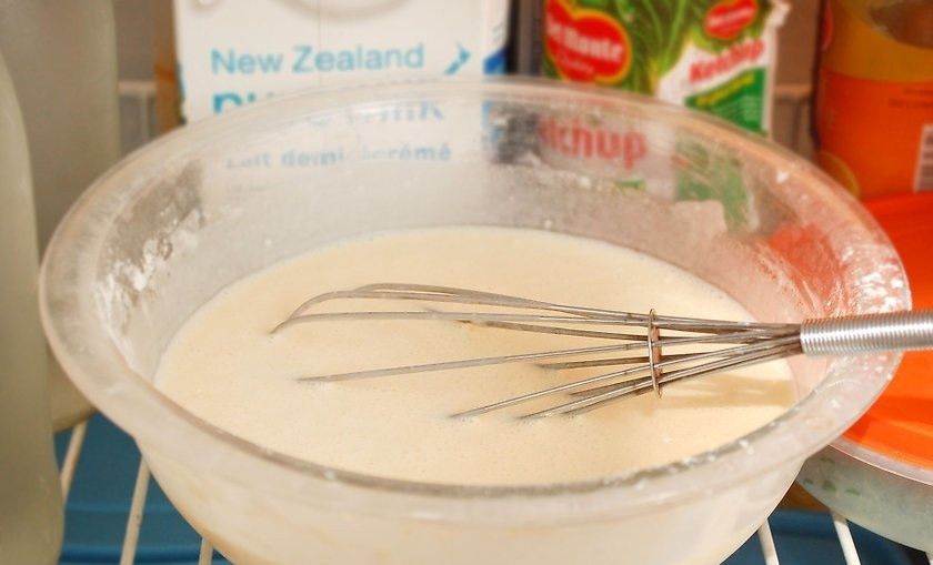 1. Этап. Блинчики с Нутеллой: 6. Отправьте тесто на 2 часа в холодильник. Если тесто слишком жидкое, добавьте еще немного муки.