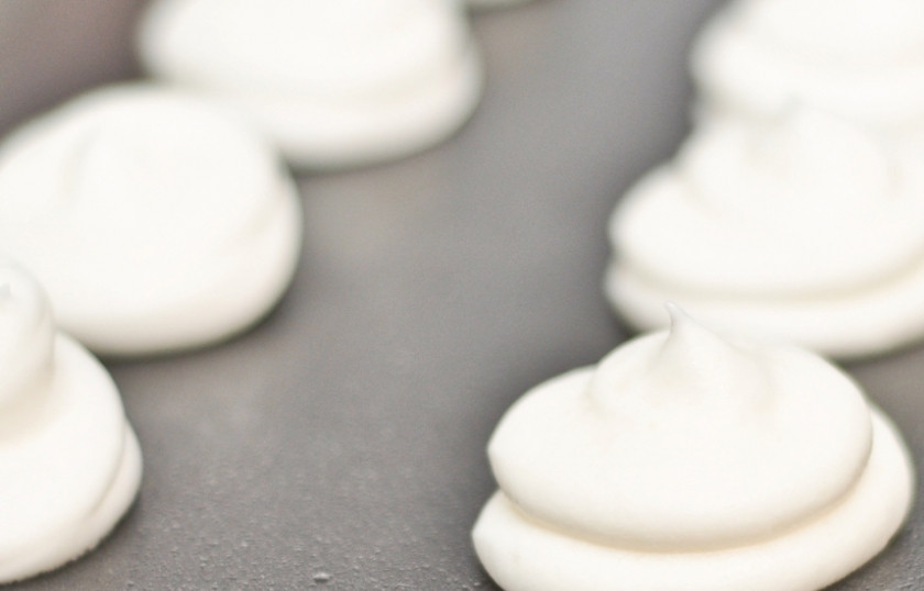 1. Этап. Безе без сахара: Смазываем противень растительным маслом. С помощью кондитерского мешка, выкладываем безе на противень.