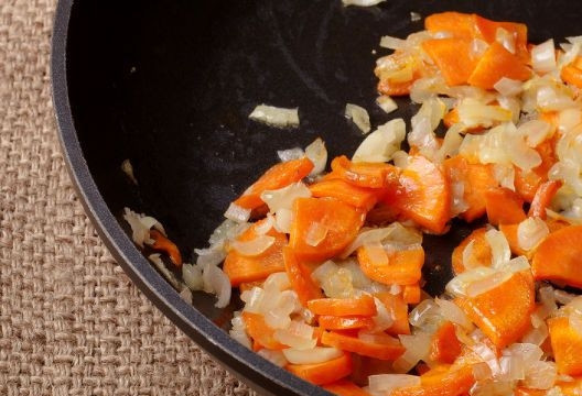 1. Этап. Суп из красной фасоли со свининой: 2. Чистим лук и морковь, шинкуем и обжариваем их на растительном масле до золотистого цвета. В конце добавляем томатную пасту и немного воды. Тушим около 5 минут на слабом огне.