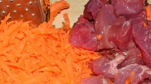 1. Этап. Подлив в мультиварке: Лук обжариваем до полу-прозрачности, затем добавляем нарезанное мясо и натертую на мелкой терке морковь. Солим, перчим, добавляем приправы по вкусу и подливаем немного воды.