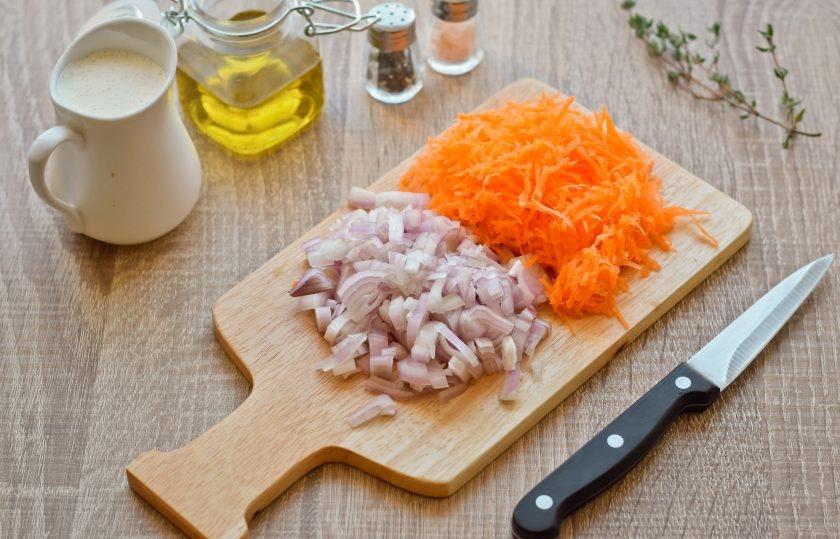 1. Этап. Семга в сливочном соусе запеченная в духовке: Очистите лук и морковь, овощи сполосните, просушите. Нарежьте лук небольшими кубиками, морковь натрите на мелкой терке.