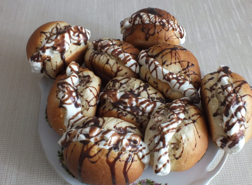 1. Этап. Булочки со взбитыми сливками: Начиненные булочки уложите на блюдо и сделайте абстрактный рисунок с помощью шоколадного соуса.