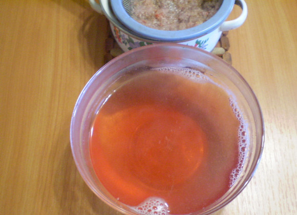 1. Этап. Клубничный морс: 5. Отцедите жидкость от жмыха.