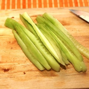 1. Этап. Футомаки с омлетом и шиитаке: Огурцы очищаем от кожуры и нарезаем тонкой соломкой.