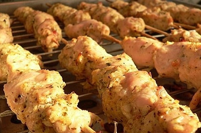 1. Этап. Куриный шашлык на шпажках: Нанизываем кусочки курицы на шпажки, солим и — на угли! Запекаем до появления золотистой корочки, периодически сбрызгивая остатками маринада, разведенного с водой.