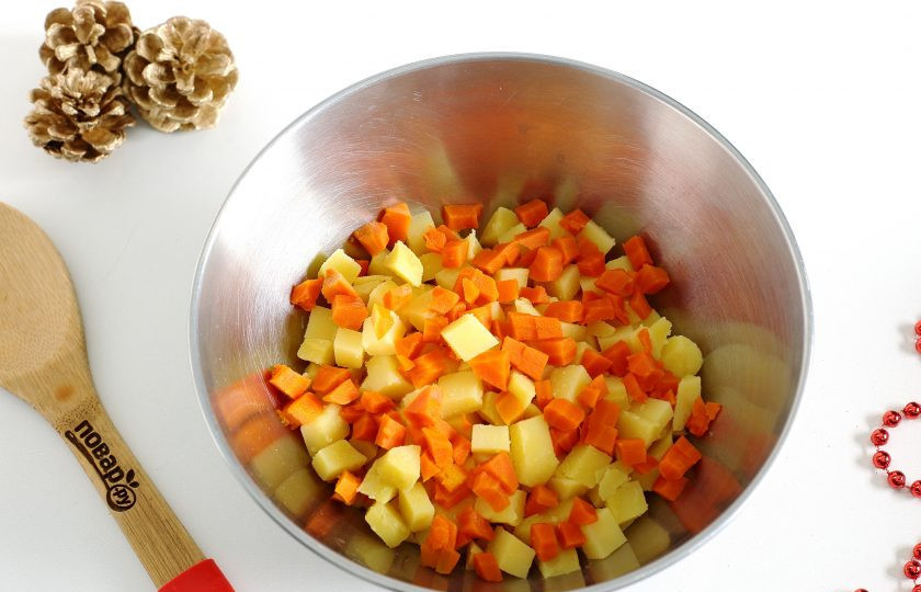 1. Этап. Оливье с бужениной: Морковь очистите и нарежьте кубиками.