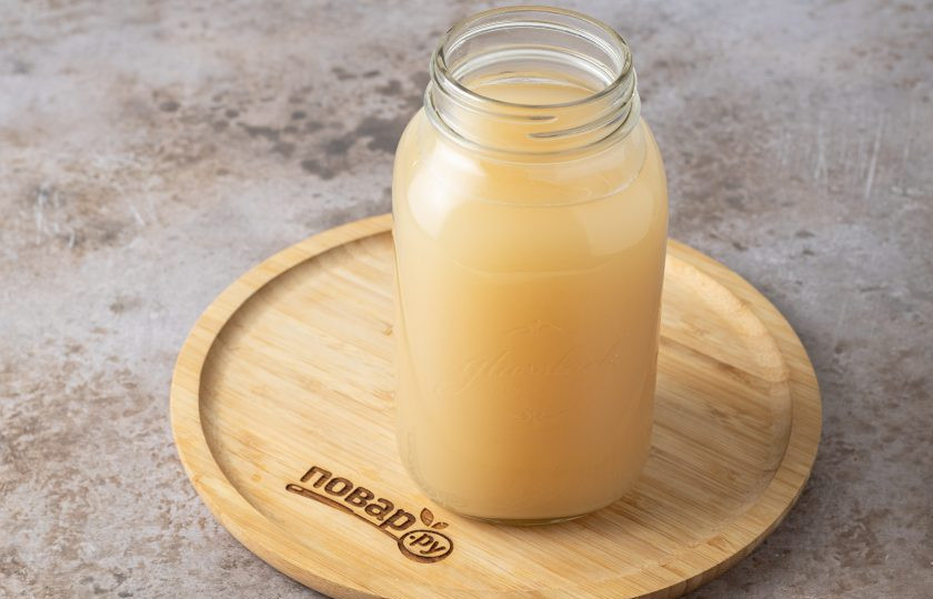 1. Этап. Квас из гороха: Перелейте в банку, затяните горлышко марлей. Уберите в теплое место и оставьте на 8-12 минут бродить.