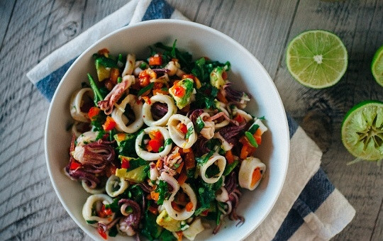 1. Этап. Салат из кальмаров и авокадо: 6. Вот и все, легкий и аппетитный салат из кальмаров и авокадо в домашних условиях готов к подаче. Приятного аппетита!