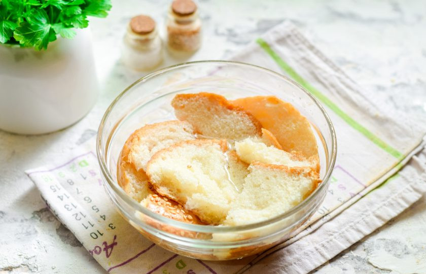 1. Этап. Форшмак из капусты: Батон замочите в воде, после воду отожмите.