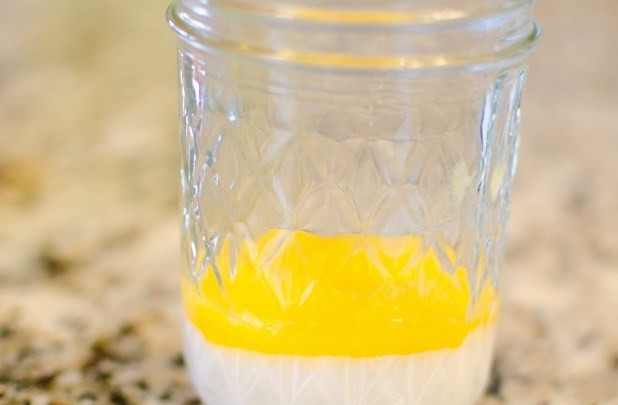 1. Этап. Парфэ из манго: Возьмите 3-4 бутылочки. Первым слоем выложите часть йогурта, потом столько же пюре.