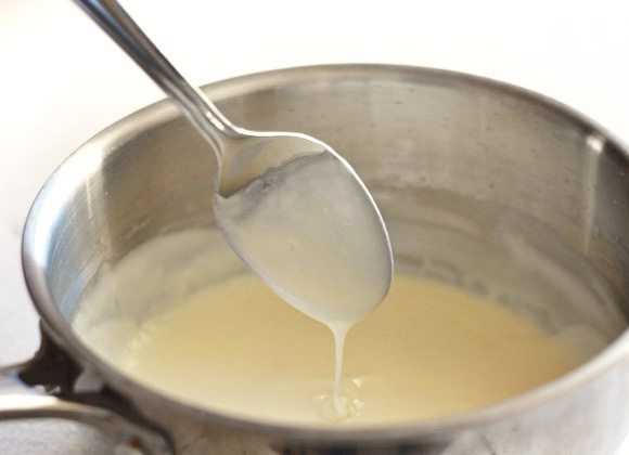 1. Этап. Сырный соус за 5 минут: 4. Варите содержимое сотейника около 1 минуты, регулируйте необходимую степень густоты.