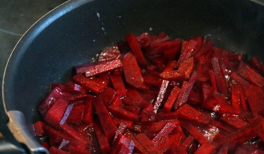 1. Этап. Свинина, тушеная со свеклой: Выложить свеклу, жарить, помешивая, минут 20 или до мягкости свеклы.