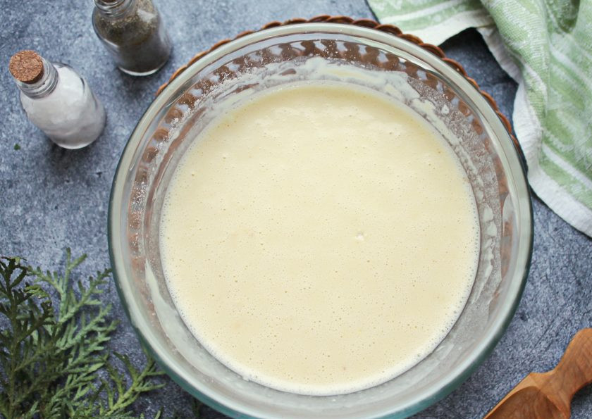 1. Этап. Вкусные блины с легким: Перемешивая тесто, влейте кипяток и мешайте до однородности.