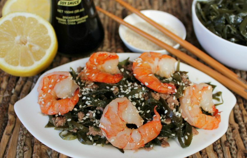 1. Этап. Салат из морепродуктов с морской капустой: Салат поливаем соусом и посыпаем кунжутом. Приятного аппетита!