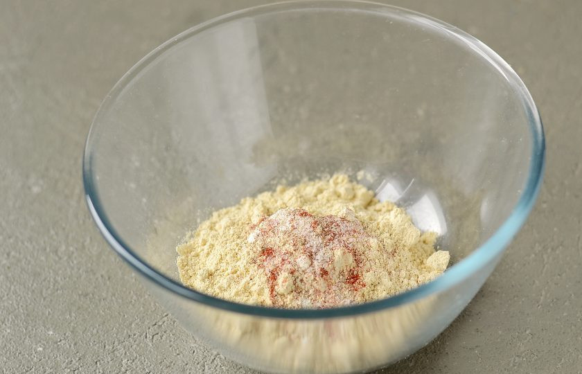 1. Этап. Котлеты из нутовой муки: Соедините муку, соль и специи.