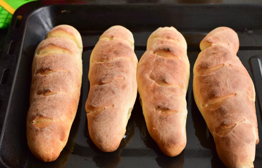 1. Этап. Венский хлеб: Отправьте хлеб в разогретую до 190 градусов духовку на 25-35 минут.