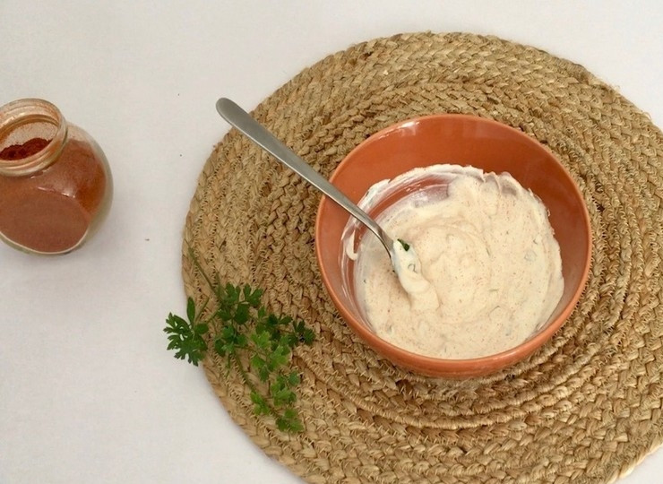 1. Этап. Отрубная галета с тыквой и фетой: Йогурт смешайте с нарезанной петрушкой, паприкой и пока отложите в сторону.