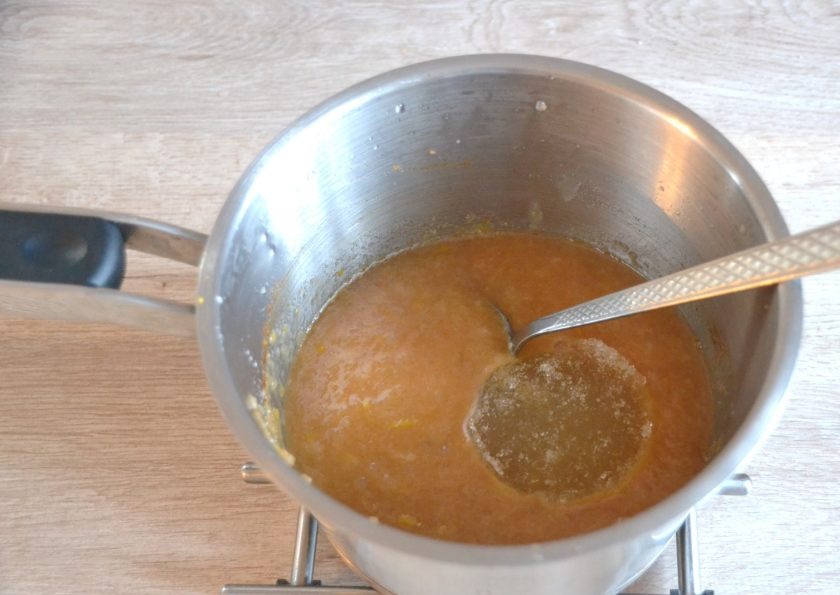 1. Этап. Торт Груши в карамели: Верните крахмальную массу в сотейник с пюре, добавьте желатиновую массу, поставьте на небольшой огонь и при постоянном помешивании доведите до растворения желатина.