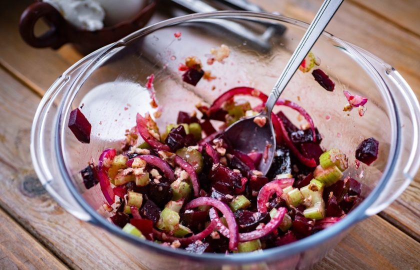 1. Этап. Салат сливочный сыр со свеклой: Заправку добавьте в миску к салату и перемешайте.