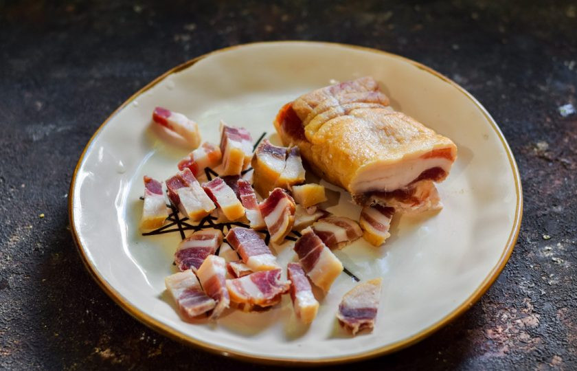 1. Этап. Хашбраун с беконом и сыром: Бекон нарежьте небольшими кусочками.