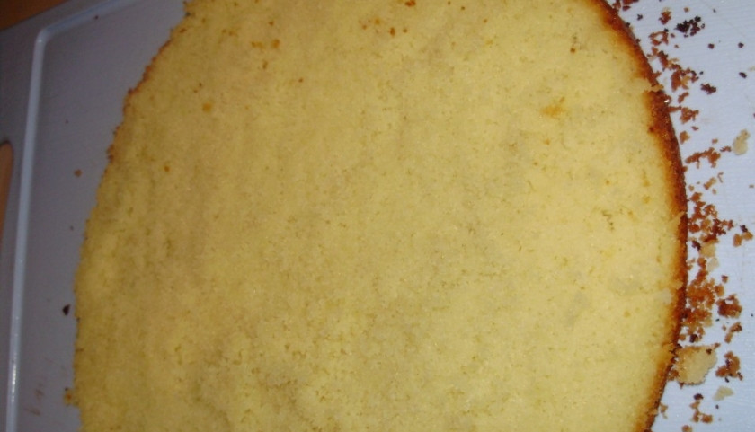 1. Этап. Торт Золотая осень: 6. Корж разрезаем на несколько частей. Каждую щедро промазываем кремом и складываем их друг на друга, чуть прижимая.