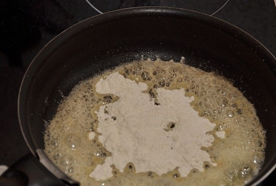 1. Этап. Макароны с кальмарами: 2. В растопленное масло всыпать столовую ложку муки и тщательно перемешивать, чтобы мука не свернулась в комочки. Обжарить немного.