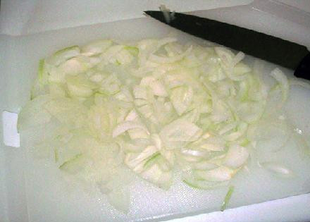 1. Этап. Сэндвич с грибами: Нарезаем лучок.