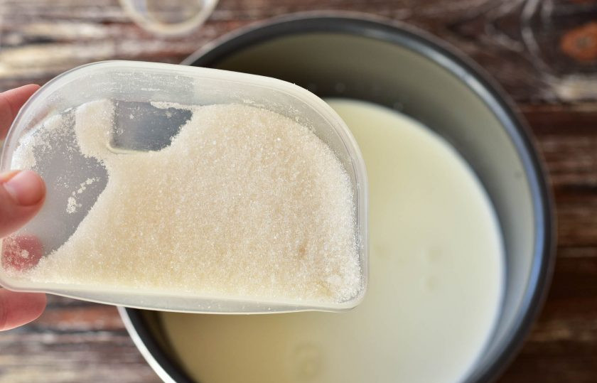 1. Этап. Молочный рисовый суп в мультиварке: Затем добавьте сахар.