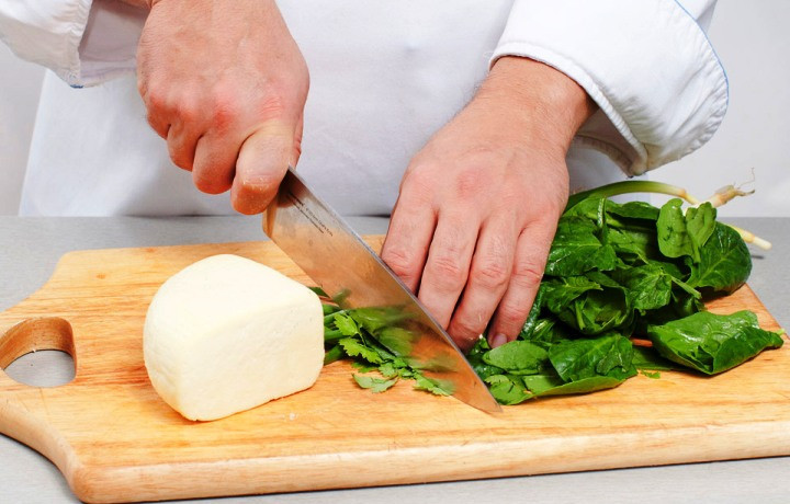 1. Этап. Осетинский пирог в мультиварке: Шпинат и зелень мелко порежьте, добавьте раскрошенный сыр и соль по вкусу.