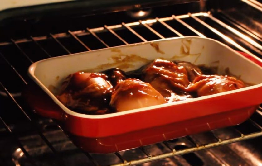 1. Этап. ПП курица (три рецепта): 5. Хорошо перемешайте и поставьте на огонь. Нагревайте до тех пор, пока соус не загустеет. Залейте куриные ножки получившимся соусом и хорошо обмажьте их.