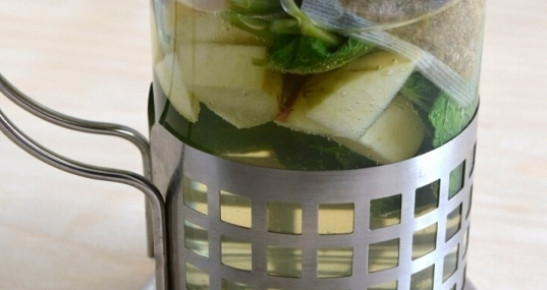 1. Этап. Зеленый чай с ромашкой: 1. В чайник для заварки предварительно наливаем кипяток, и пусть прогреется 10 минут. Затем выливаем остывшую воду, на дно бросаем кусочки яблока, мяту и ромашку. Заливаем свежим кипятком. Пусть настаивается 10 минут.