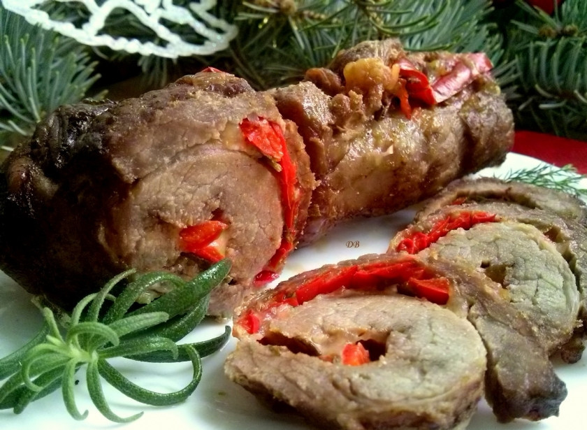 1. Этап. Новогодний рулет из говядины: Немного остудите готовые рулеты и нарежьте их перед подачей. Приятного аппетита!