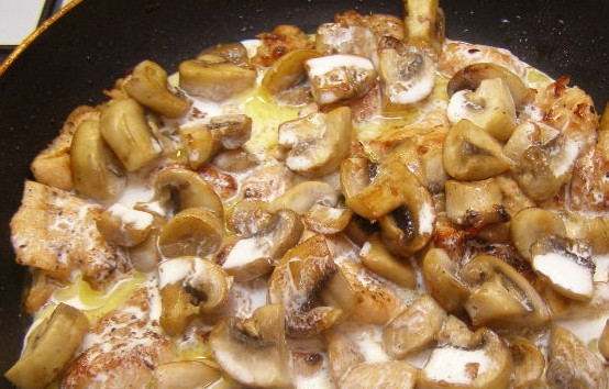 1. Этап. Куриная грудка с шампиньонами и сливками: 5. Соедините курицу с грибами. Перемешайте. Продолжайте жарить. Добавьте в блюдо сливки. Перемешайте. Продолжайте жарить.
