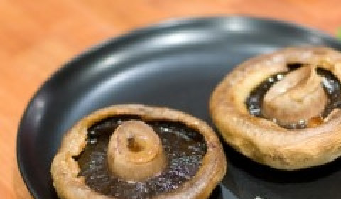 1. Этап. Шампиньоны на гриле: Шампиньоны жарить на гриле, на средних углях 3 минуты пластинками вниз, затем перевернуть и жарить еще 7 минут. Снимать аккуратно, не переворачивая - в шляпках скапливается сок.