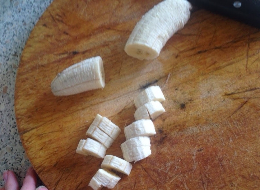 1. Этап. Салат из бананов и апельсинов: Режем банан, выкладываем в миску.