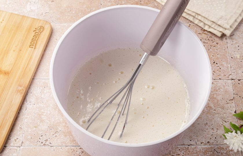 1. Этап. Пирог Для мамы: Для приготовления тесто возьмите миксер или блендер. Так тесто у вас получится более однородное, без комочков и процесс будет быстрее. Сначала взбейте яйца с сахаром.