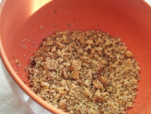 1. Этап. Сладости без сахара: 3. Очистите грецкие орехи от скорлупы и перепонок. Измельчите их в ступке при помощи пестика.