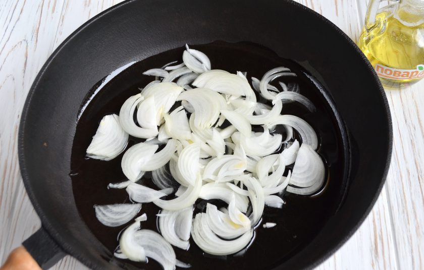 1. Этап. Тушеный сельдерей: 2. Очищенный лук порежьте тонко полукольцами, обжарьте на растительном масле минуту-другую.