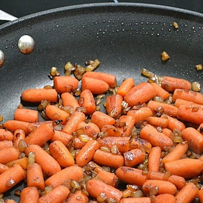 1. Этап. Говядина по-бургундски: Лук нарезаем мелко, морковь - чуть крупнее (в оригинале используется специальная маленькая морковь). Обжариваем в сковороде до мягкости лука.