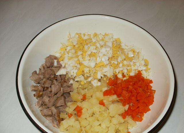 1. Этап. Столичный салат классический с говядиной: 2. Очищенные картошку, морковку, яйца и говядину нарезаю мелким кубиком, перекладываю все ингредиенты в миску.